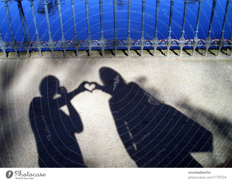 Love should be enough Außenaufnahme Textfreiraum rechts Textfreiraum unten Hintergrund neutral Tag Schatten Kontrast Silhouette Junge Frau Jugendliche
