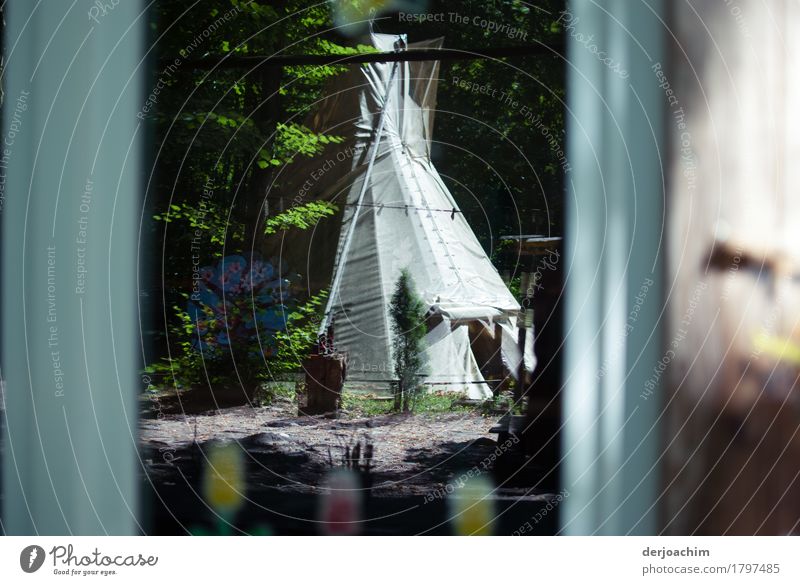 Waldindianer.Das Zelt vom Waldkindergarten als Spiegelung in einer Fensterscheibe. Freude harmonisch Natur Herbst Schönes Wetter Baum Franken Deutschland Dorf