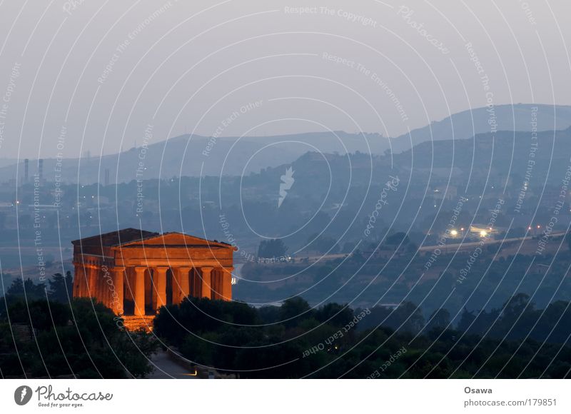 Tal der Tempel 04 Ruine antik Bauwerk Gebäude Architektur Griechenland Zerstörung Säule Italien Sizilien Agrigento Dämmerung Abend Himmel blau Querformat