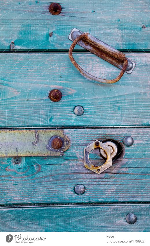 YAMANGA Farbfoto Detailaufnahme Menschenleer Dorf Altstadt Haus Tür Holz Metall Stahl Rost alt ästhetisch blau gold grün Farbe Tag