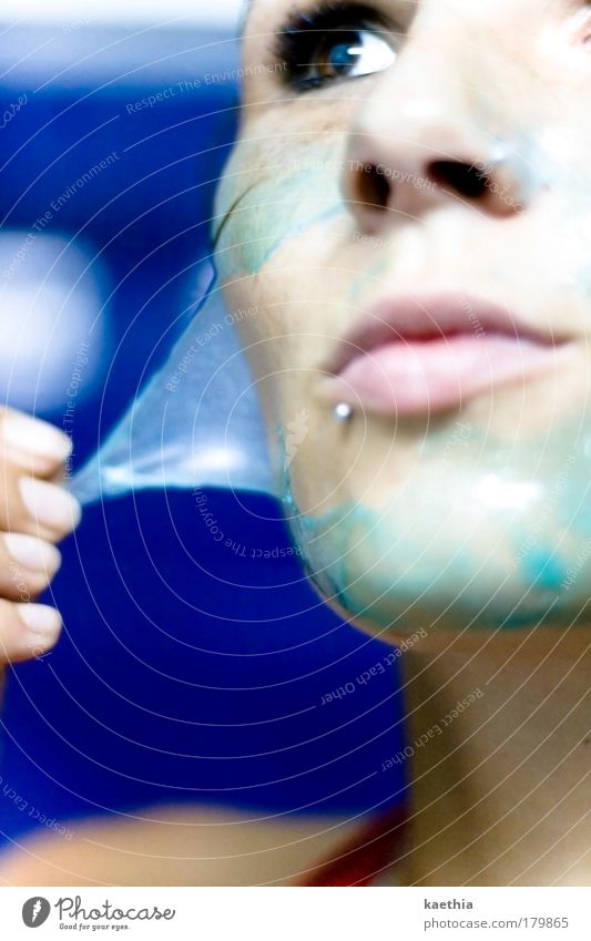 schlangenmädchen Haut Kosmetik Maske Wellness feminin Frau Erwachsene Gesicht 1 Mensch berühren Erholung glänzend Reinigen ästhetisch blau Farbe Inspiration