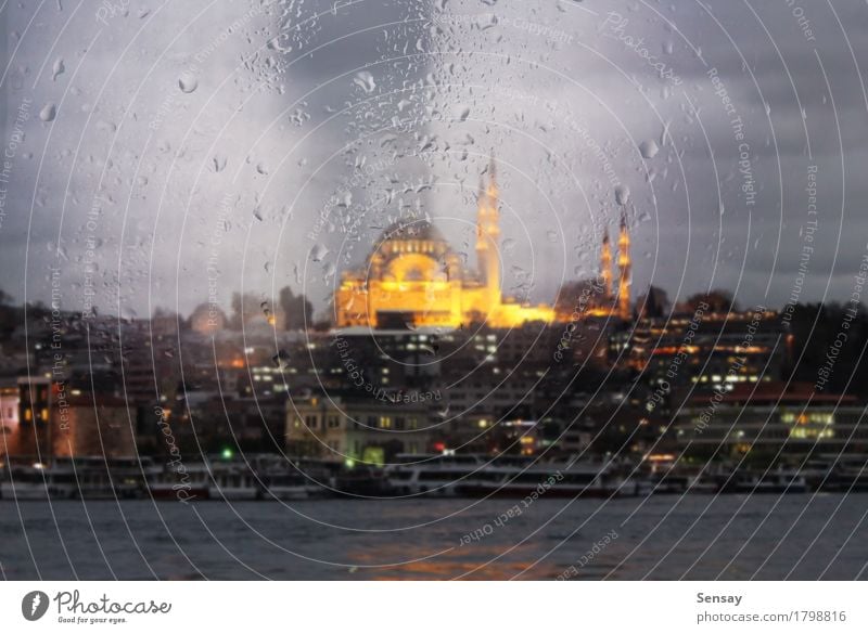 Blick auf die Moschee mit Abendlicht durch das Fenster Meer Landschaft Regen Stadt Gebäude Fähre Wasserfahrzeug Tropfen gelb Islam die Religion Osten Asien