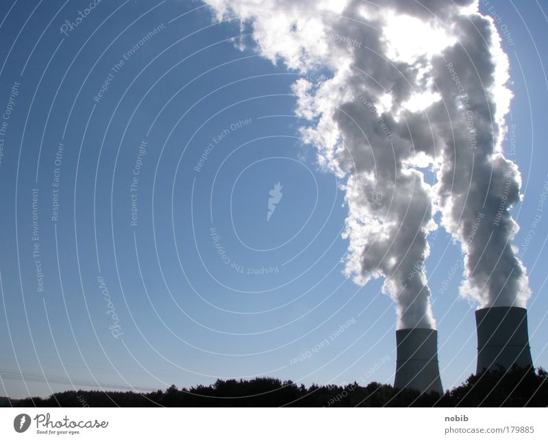 energiewolken Farbfoto Außenaufnahme Menschenleer Textfreiraum links Tag Schatten Sonnenlicht Industrie Energiewirtschaft Kohlekraftwerk Industrieanlage Beton
