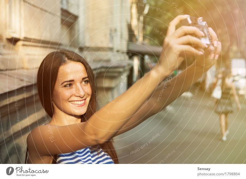Hübsches Mädchen, das selfie auf Straße nimmt Freude Glück schön Gesicht Ferien & Urlaub & Reisen Sommer Sonne Fotokamera Mensch Frau Erwachsene Hand Herbst