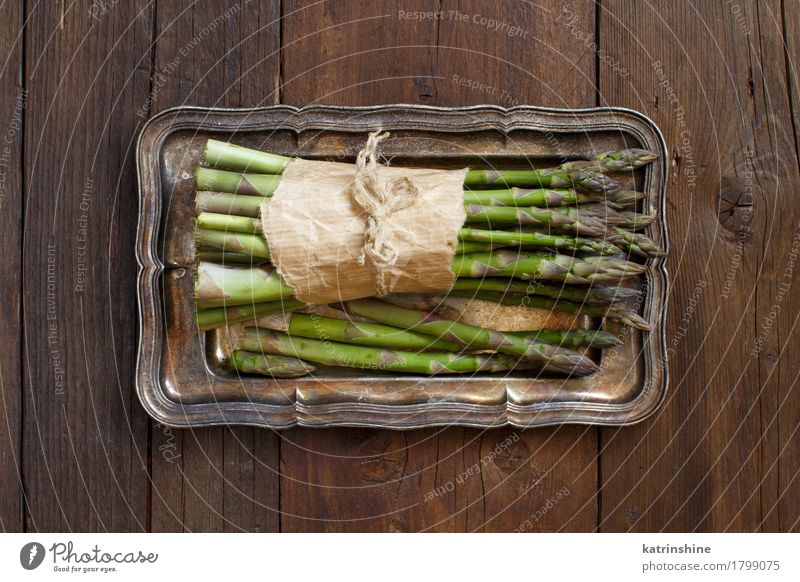 Bündel frische Spargelstangen Gemüse Ernährung Abendessen Vegetarische Ernährung Diät Tisch Metall dunkel Gesundheit natürlich braun grün Lebensmittel