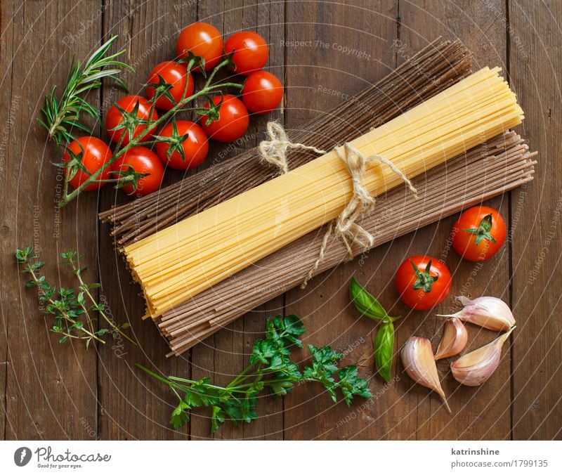 Drei Arten von Spaghetti, Tomaten und Kräutern Gemüse Teigwaren Backwaren Kräuter & Gewürze Ernährung Tisch alt braun grün rot Land Essen zubereiten kulinarisch