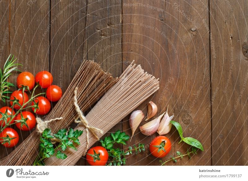 Drei Arten von Spaghetti, Tomaten und Kräutern Gemüse Teigwaren Backwaren Kräuter & Gewürze Ernährung Tisch braun grün rot Land Essen zubereiten kulinarisch