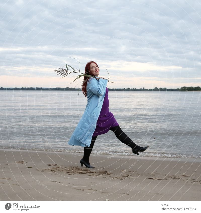 . feminin 1 Mensch Schauspieler Tanzen Landschaft Pflanze Küste Flussufer Strand Kleid Mantel rothaarig langhaarig beobachten gehen lachen Blick schön
