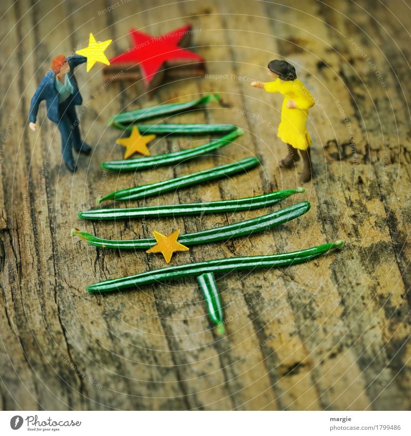 Miniwelten - Weihnachtsbaum schmücken Feste & Feiern Weihnachten & Advent Mensch maskulin feminin Frau Erwachsene Mann 2 grün rot Stern (Symbol) Ehepaar