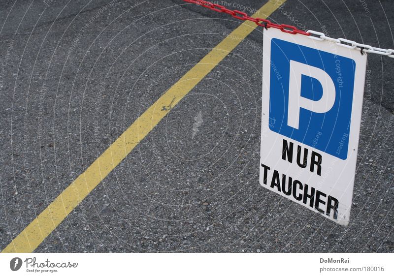 /P tauchen Parkplatz Schriftzeichen Schilder & Markierungen Hinweisschild Warnschild Verkehrszeichen hängen blau gelb grau weiß Platzangst Misstrauen Vorsicht