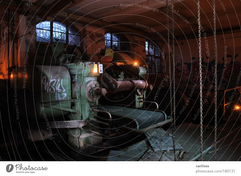 Zeitmaschine II Industrieanlage Angst gefährlich Endzeitstimmung Surrealismus Verfall Vergänglichkeit Licht Schatten Keller Kellerfenster Bogen Maschine grün