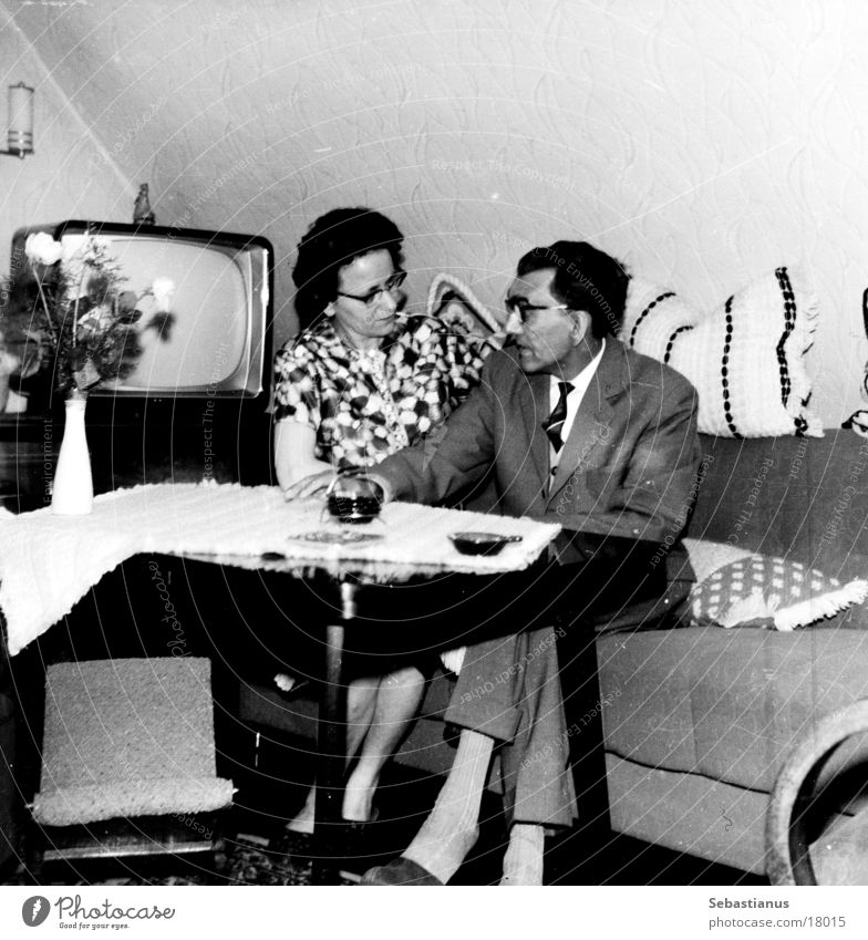 TV - mit Mann und Frau Fernseher Wohnzimmer Sechziger Jahre Sofa Schwarzweißfoto
