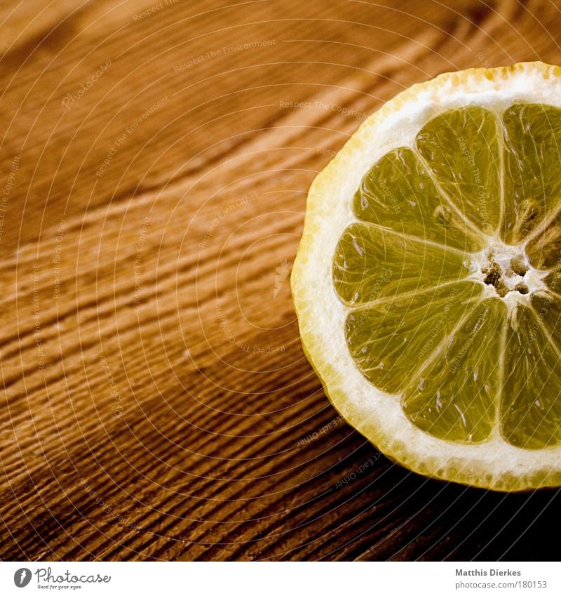 Zitrone Zutaten Frucht Zitrusfrüchte Fruchtfleisch gelb sauer Holzbrett Gesundheit Vitamin C Ernährung Geschmackssinn anstrengen lecker Saft geschnitten Hälfte