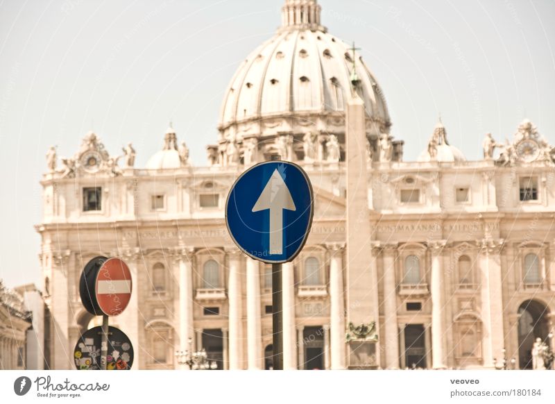 |.|||o|||| Rom Italien Europa Hauptstadt Dom Verkehrsschild Verkehrszeichen Sehenswürdigkeit Petersdom Vatikan Christentum Glaubensfeldzug authentisch modern