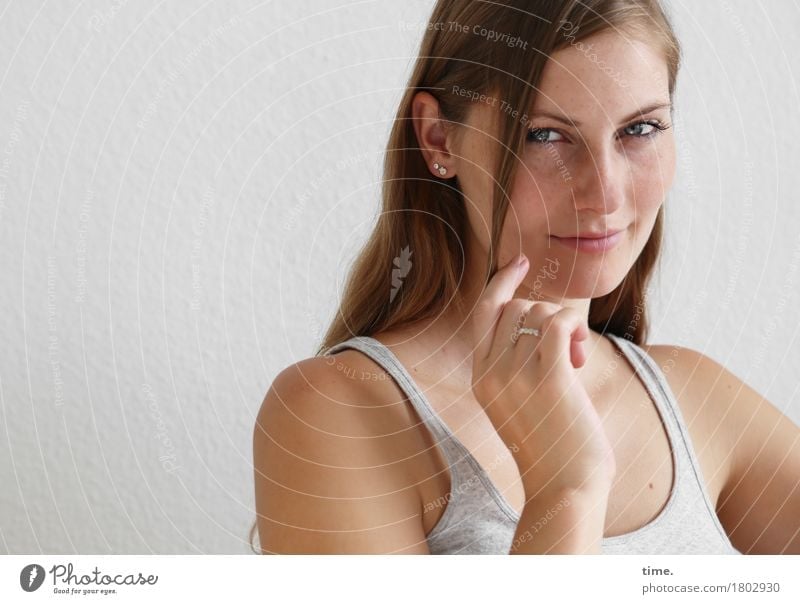 . feminin 1 Mensch T-Shirt Schmuck Ring brünett langhaarig beobachten Denken festhalten Lächeln Blick Freundlichkeit schön Zufriedenheit selbstbewußt