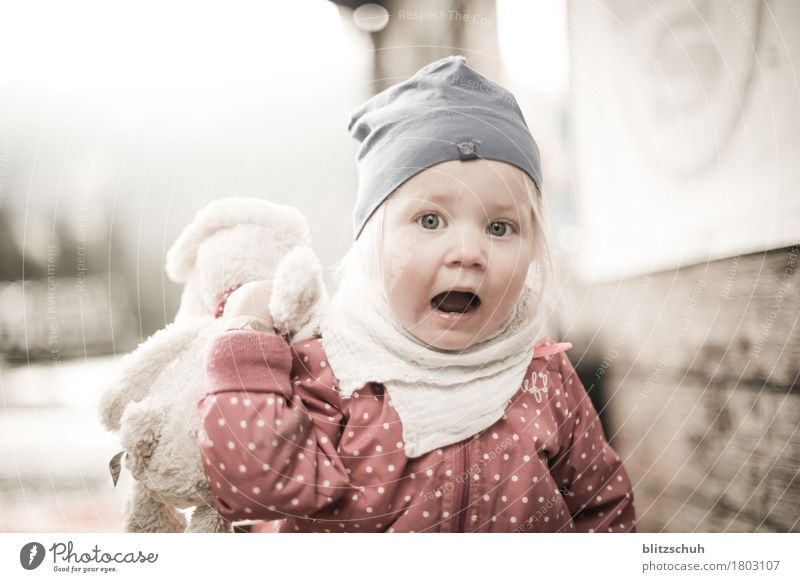 not scared, not happy ;) Mensch feminin Kleinkind Mädchen Kopf 1-3 Jahre Schal Mütze blond Gefühle trotzig Außenaufnahme Unschärfe Totale Blick in die Kamera