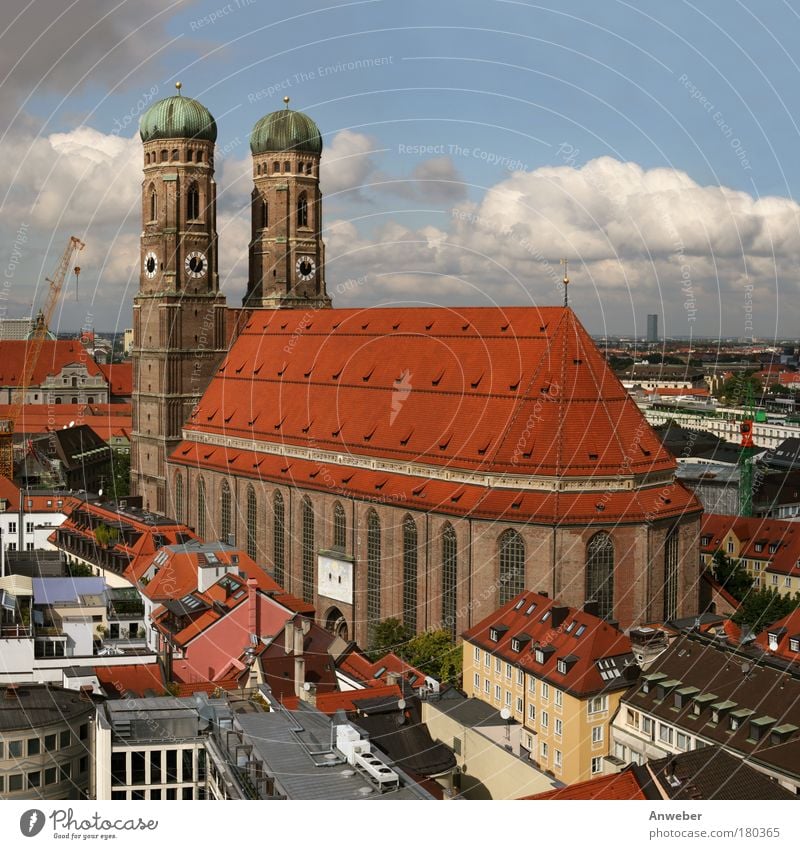 Münchner Frauenkirche Farbfoto mehrfarbig Außenaufnahme Luftaufnahme Textfreiraum oben Tag Licht Silhouette Sonnenlicht Vogelperspektive Zentralperspektive