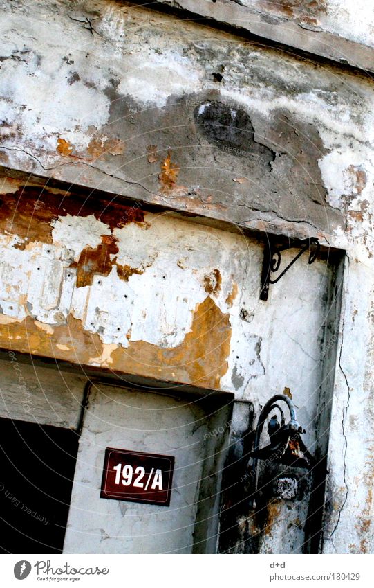 192/A Menschenleer Haus Mauer Wand Fassade Tür alt trist braun schäbig Eingang Hausnummer Putz verfallen abblättern Detailaufnahme Schilder & Markierungen
