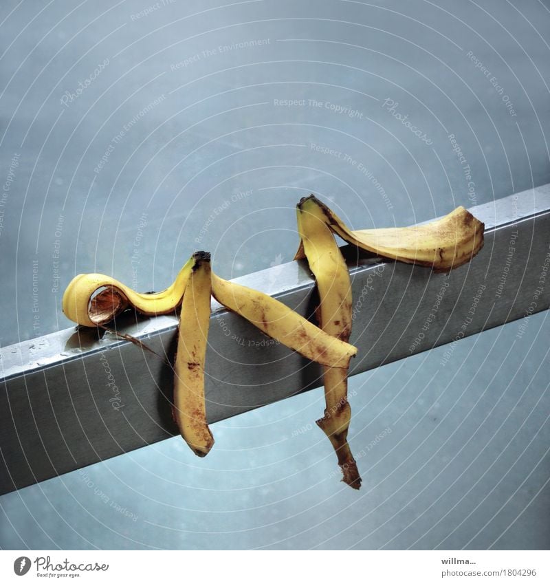 Blind Date Bananenschalen Geländer weggeworfen Kommunikation Pausengespräch lustig Treffen Paar Kontakt nachhaltig skurril Verabredung Biomüll