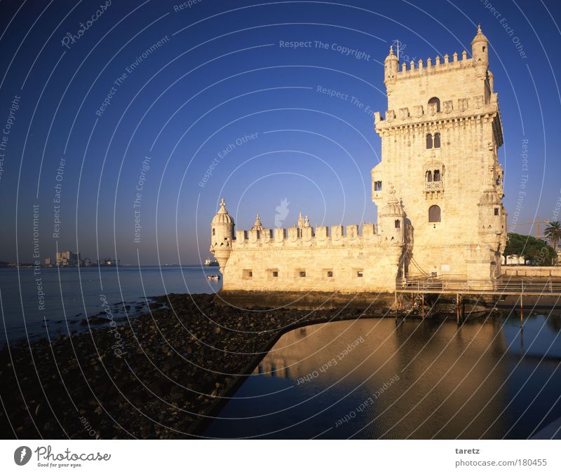 Turm im Spiegel Wasser Wolkenloser Himmel Fluss Tejo Lissabon Portugal Hauptstadt Hafenstadt Menschenleer Bauwerk Leuchtturm Fassade Sehenswürdigkeit