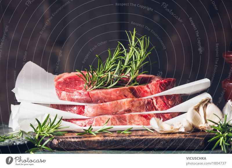 Stapel rohes Steaks mit Rosmarin Lebensmittel Fleisch Kräuter & Gewürze Ernährung Mittagessen Abendessen Bioprodukte Diät Stil Design Gesunde Ernährung Tisch