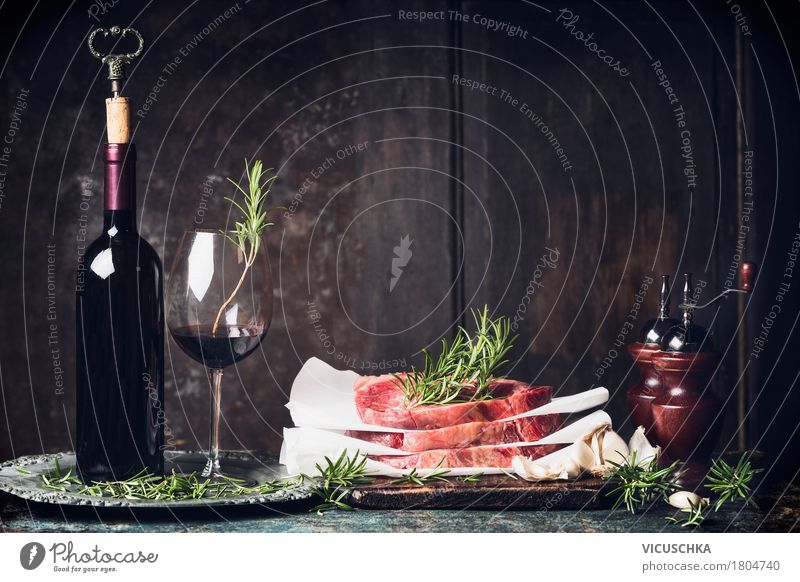 Steak Stapel auf Küchentisch mit Rotwein Lebensmittel Fleisch Kräuter & Gewürze Ernährung Abendessen Festessen Getränk Wein Geschirr Flasche Glas Stil Design