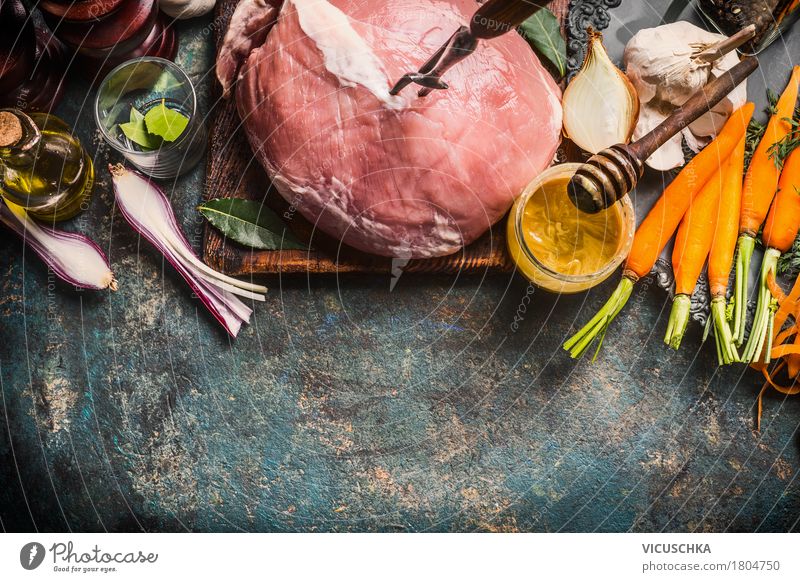 Schweineschinken Fleisch mit Honig-Senf-Glasur und Zutaten Lebensmittel Gemüse Kräuter & Gewürze Öl Ernährung Abendessen Festessen Geschäftsessen Bioprodukte