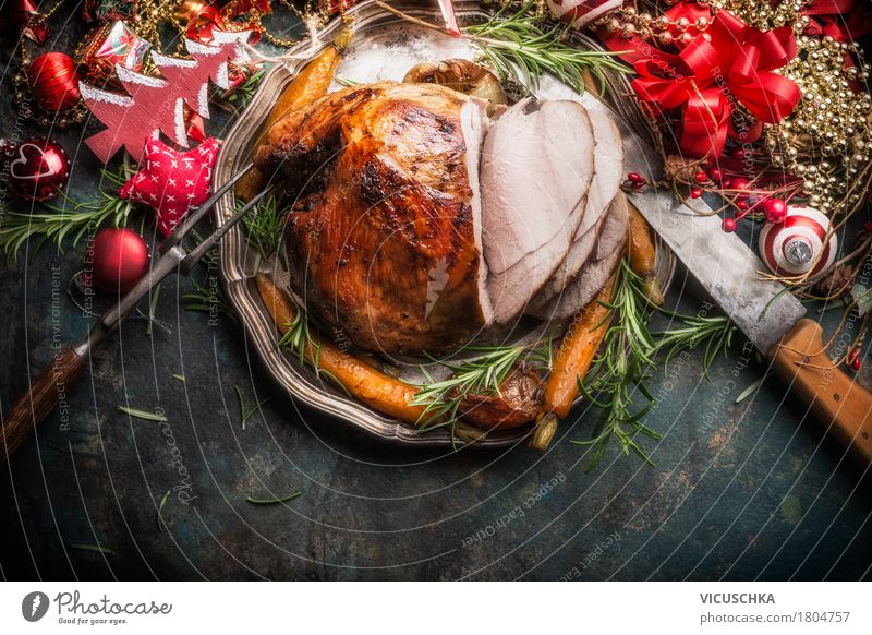 Traditionelle Schinkenbraten mit Weihnachtsdekoration Lebensmittel Fleisch Gemüse Kräuter & Gewürze Ernährung Mittagessen Festessen Geschirr Teller Besteck