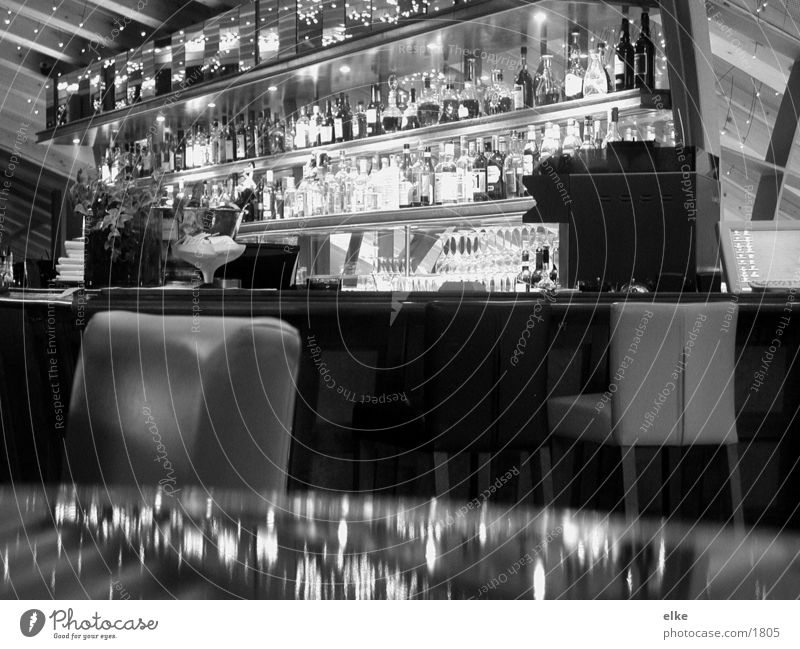 bar Bar Spiegel Tisch Ernährung Flasche Glas Stuhl Schwarzweißfoto