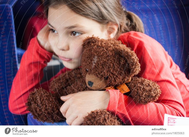 Einsam, Quarantäne Kindererziehung Bildung Kindergarten Mädchen Teddybär träumen Traurigkeit Umarmen trist Gefühle Stimmung Zusammensein Mitgefühl
