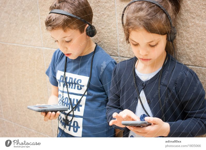 Audioguide Kindererziehung Bildung Wissenschaften Schule lernen Schüler Erfolg sprechen Team Headset Geschwister Familie & Verwandtschaft Freundschaft Kindheit