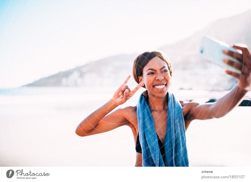 Afrikanische junge Frau, die lustiges selfie mit Smartphone nimmt Freude Glück Strand Meer Sport Yoga Telefon Fotokamera Technik & Technologie Mensch Junge Frau