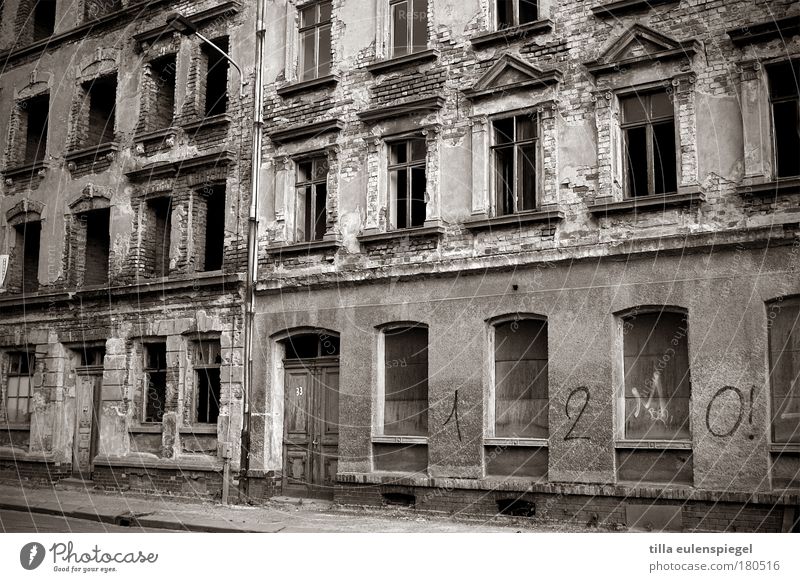 (n)ostalgie Schwarzweißfoto Außenaufnahme Strukturen & Formen Menschenleer Tag Haus Leipzig Stadt Gebäude Fassade Fenster Tür Stein Ziffern & Zahlen Graffiti