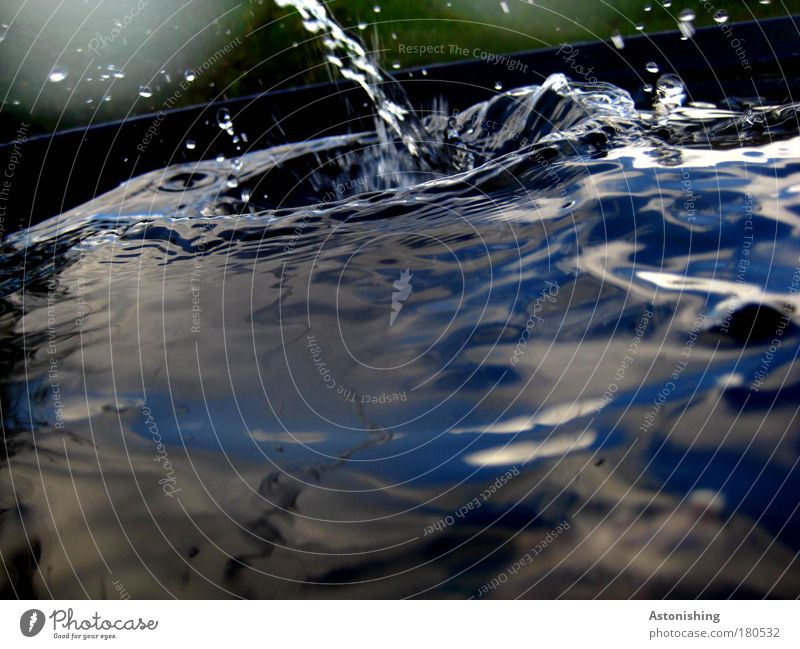 eine Tonne Wasser Umwelt Natur Wassertropfen Wellen Flüssigkeit nass blau spritzen Farbfoto Außenaufnahme Menschenleer Textfreiraum unten Tag Licht Schatten