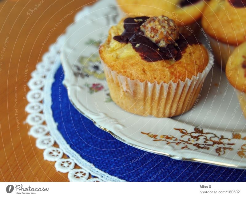 weiße Etagere mit Muffin aus Schokoladenkuchen und deren Zubereitung ...