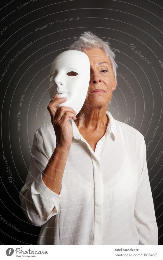 ernsthafte reife Frau enthüllt Gesicht hinter Maske Freizeit & Hobby Spielen Mensch Erwachsene Weiblicher Senior Großmutter 1 60 und älter Schauspieler