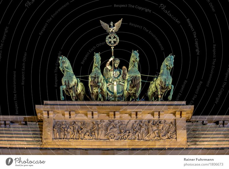 die Quadriga auf dem Brandenburger Tor in Berlin Kunst Kunstwerk Skulptur Architektur "Bronze Tor" Stadt Hauptstadt Bauwerk Krieg Macht "Freiheit Symbol Pferde"