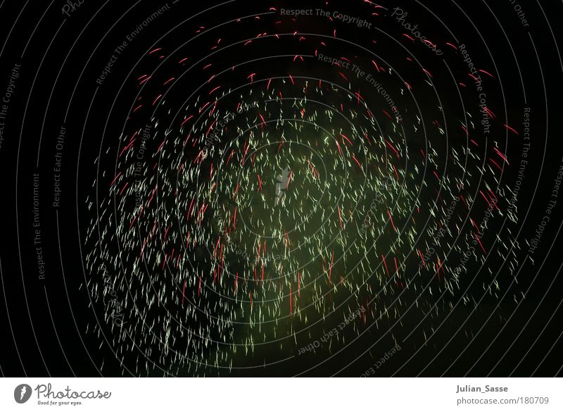 Funkenregen Farbfoto Feuerwerk Nacht Nachthimmel Explosion explosiv explodieren Pyrotechnik