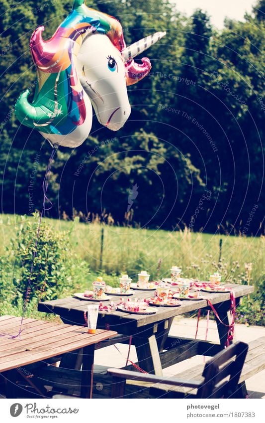 Kindergeburtstag Garten Feste & Feiern Geburtstag Sommer grün Freude Fröhlichkeit Lebensfreude Kindheit Einhorn Luftballon Farbfoto mehrfarbig Außenaufnahme