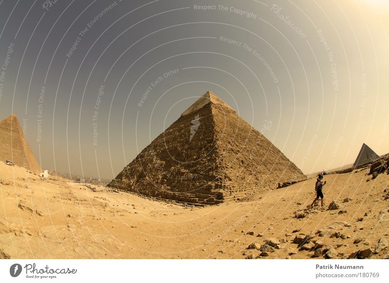 Die drei großen Pyramiden auf dem Plateau von Gisa (Gizeh) Gedeckte Farben Außenaufnahme Tag Fischauge Kompass Technik & Technologie Kunstwerk Landschaft Erde