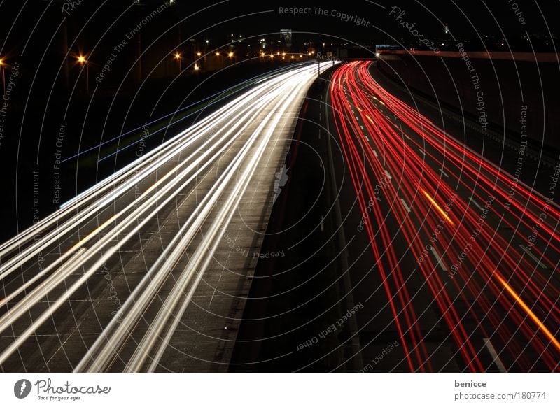 Rot-Weiß Autobahn Licht Geschwindigkeit Nacht Nachtaufnahme Langzeitbelichtung Linie Kurve Straßenverkehr Vogelperspektive