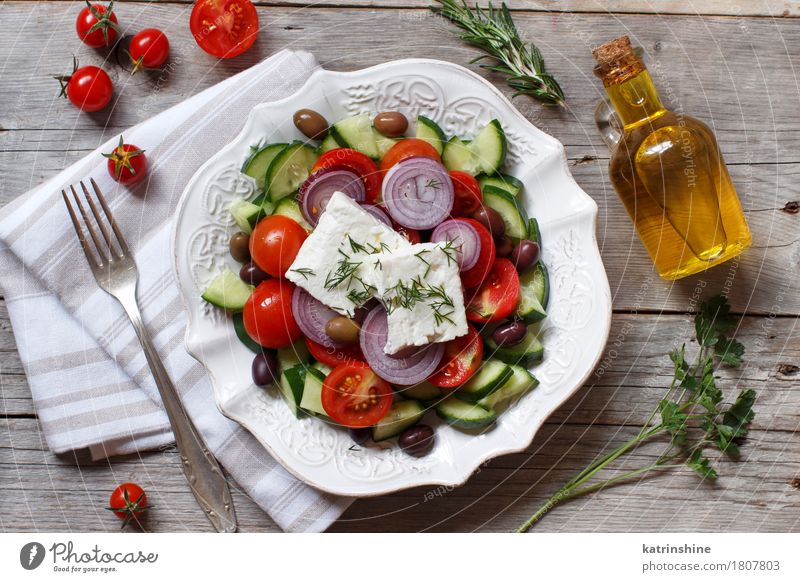 griechischer Salat Lebensmittel Käse Gemüse Essen Mittagessen Abendessen Vegetarische Ernährung Teller Flasche Tisch Holz frisch grau grün rot