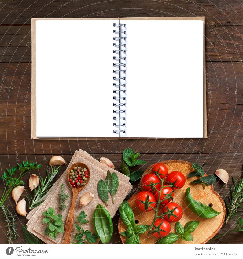 Rohe Lasagne Pasta, Gemüse und Kräuter Teigwaren Backwaren Kräuter & Gewürze Vegetarische Ernährung Diät Italienische Küche Löffel Tisch Blatt Papier dunkel