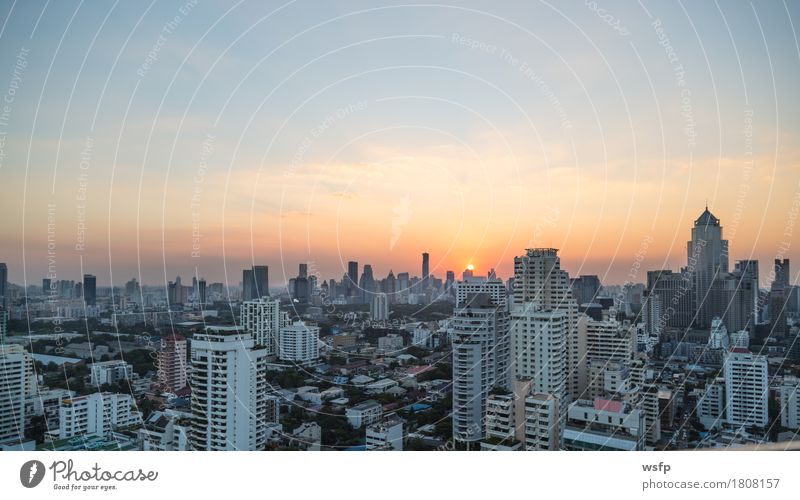 Bangkok skyline bei sonnenuntergang panorama Büro Stadt Stadtzentrum Skyline Hochhaus Architektur entdecken Sonnenuntergang Stadtteil sukhumvit himmel bank