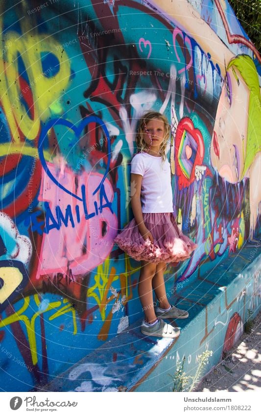 Familia Lifestyle Stil Mensch Kind Mädchen Familie & Verwandtschaft Kindheit Leben 3-8 Jahre Kunst Mauer Wand Zeichen Schriftzeichen Graffiti Herz Coolness