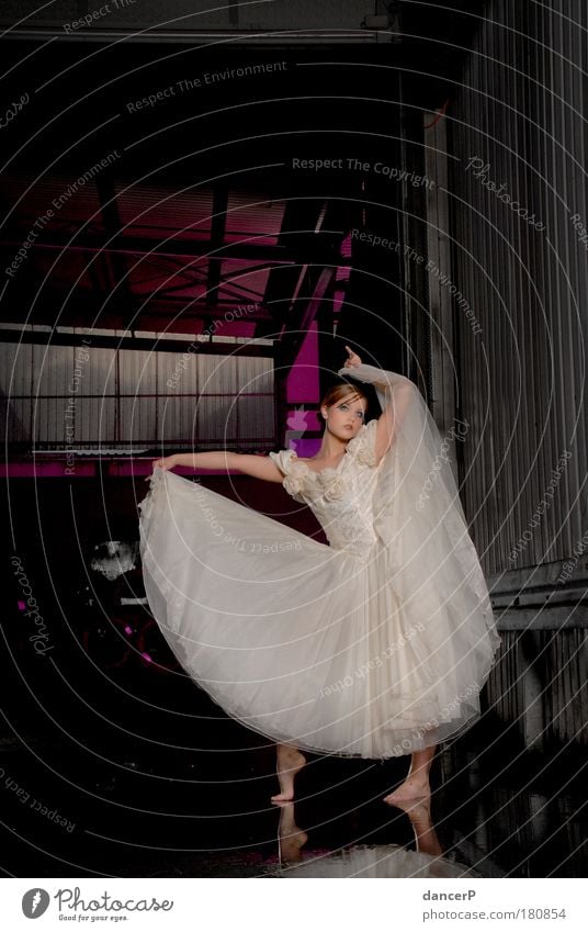 Miss Ballerina Innenaufnahme Textfreiraum oben Licht Kontrast Silhouette Reflexion & Spiegelung Low Key Ganzkörperaufnahme Vorderansicht Blick in die Kamera