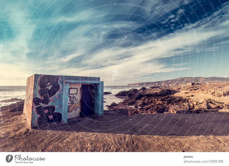 Mein Haus, mein Strand Landschaft Himmel Wolken Schönes Wetter Küste Meer Portugal Menschenleer Hütte Mauer Wand alt hässlich blau braun Graffiti Farbfoto