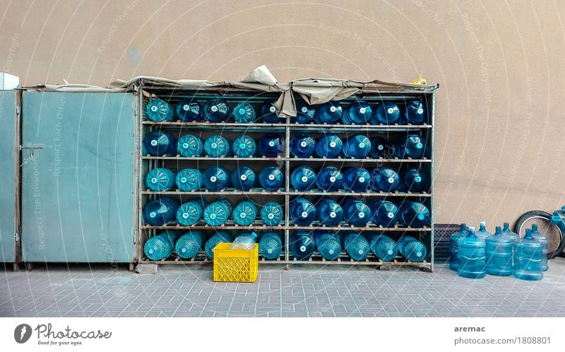 Trockenzeit Trinkwasser Flasche Klimawandel Wärme Verpackung Kunststoffverpackung Kasten Container Wasser Flüssigkeit heiß Durst Farbfoto Außenaufnahme