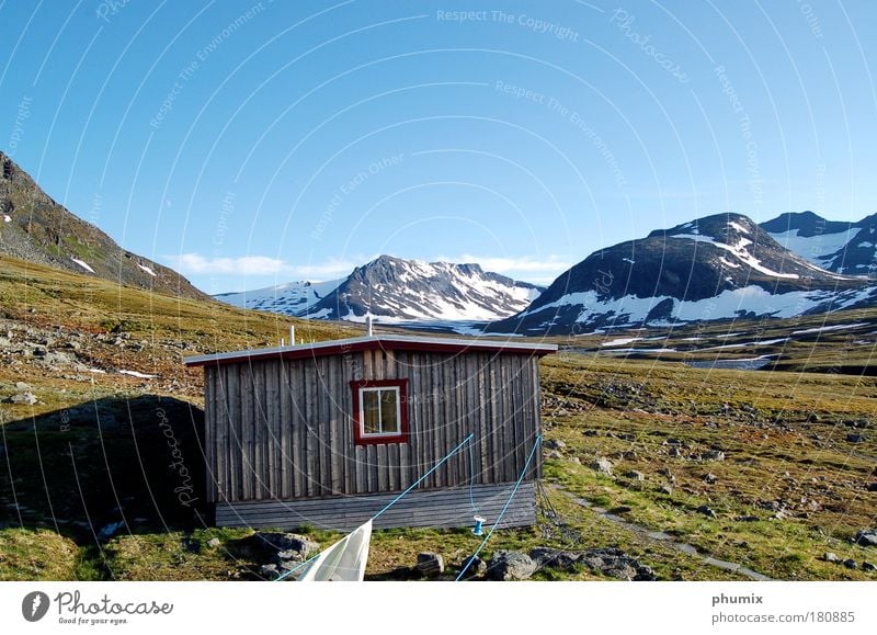Berghütte in Schweden Farbfoto Außenaufnahme Menschenleer Textfreiraum oben Tag Starke Tiefenschärfe Himmel Schönes Wetter Felsen Berge u. Gebirge
