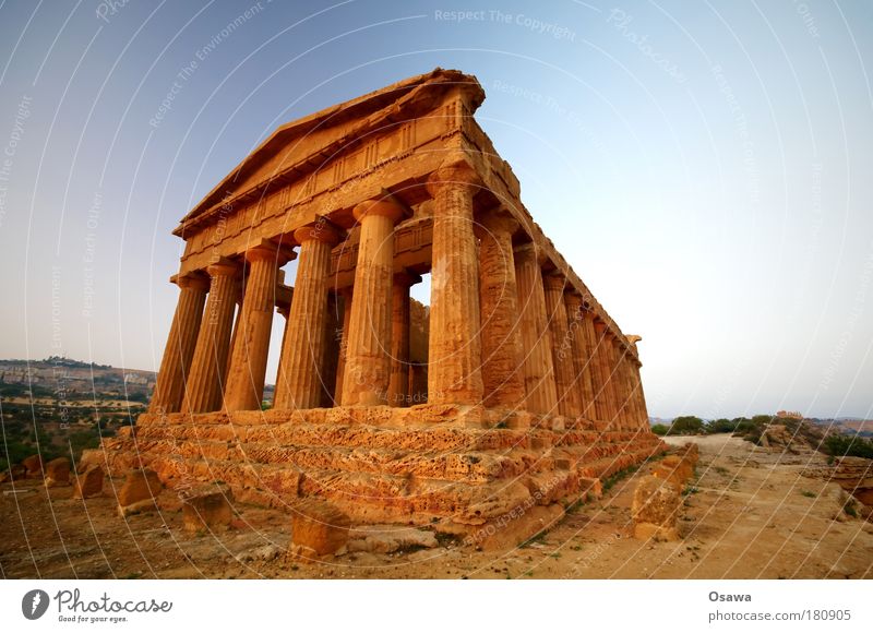 Tal der Tempel 05 Ruine antik Bauwerk Gebäude Architektur Griechenland Zerstörung Säule Italien Sizilien Agrigento Dämmerung Abend Himmel blau Querformat